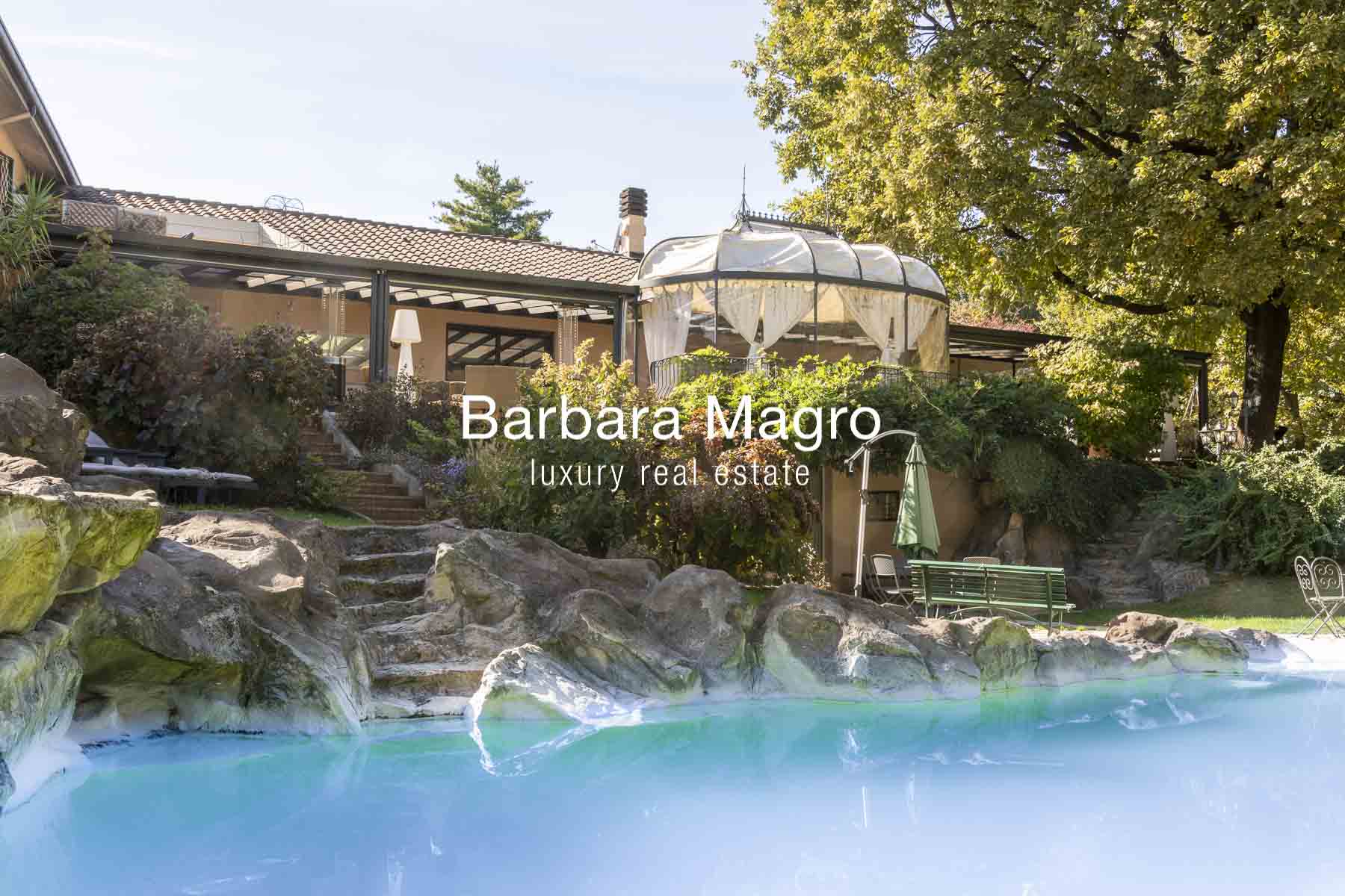 Villa con giardino privato e piscina, proprietà di lusso in vendita riservata
