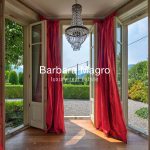 Villa sul Lago di Como con portefinestre aperte sul giardino