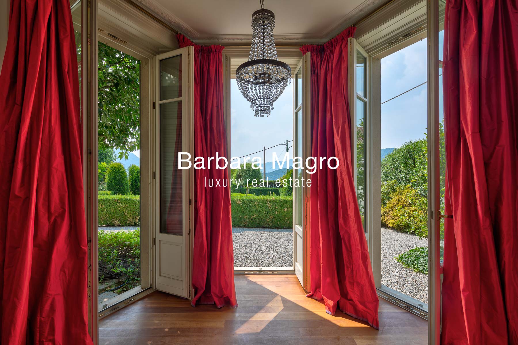 Villa sul Lago di Como con portefinestre aperte sul giardino