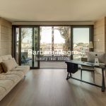 Studio con vetrate sul terrazzo e vista sullo skyline di Milano