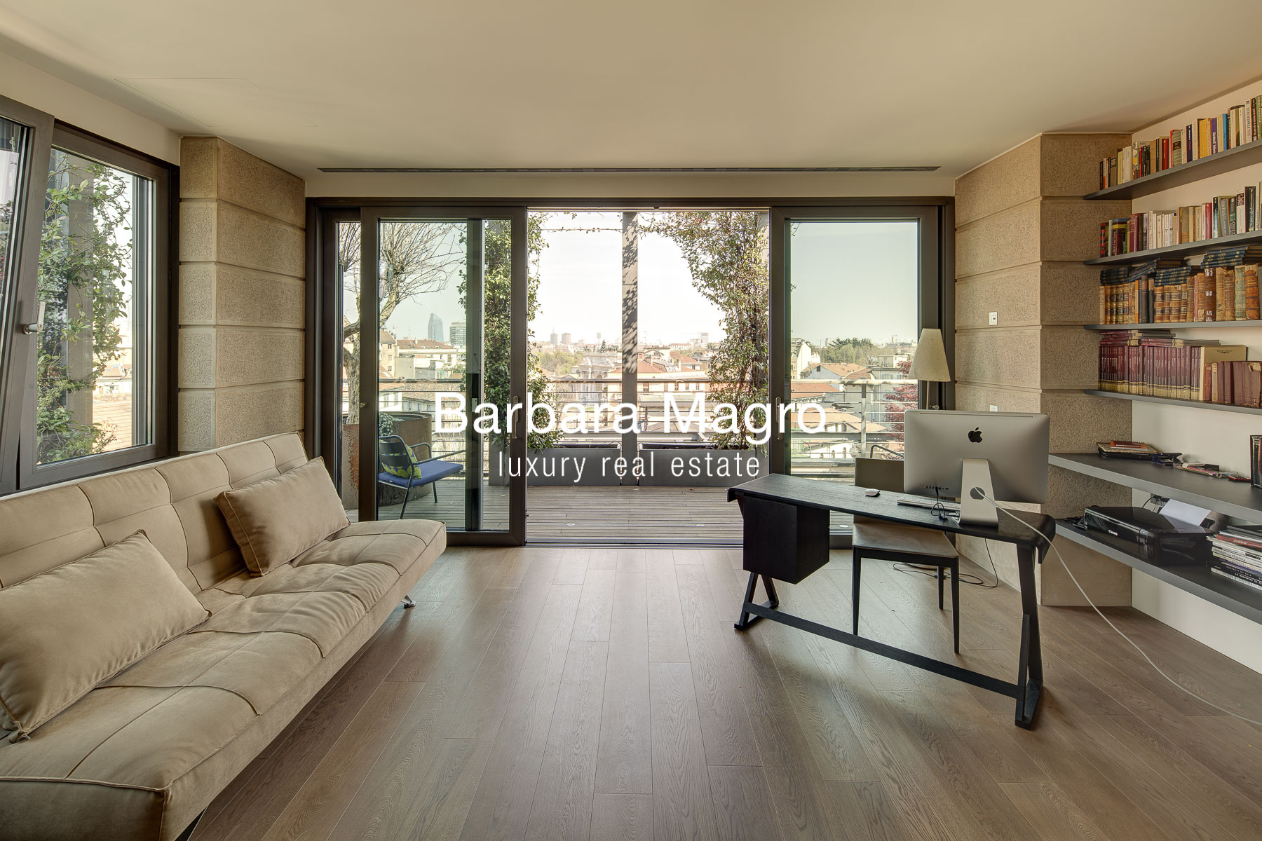 Studio con vetrate sul terrazzo e vista sullo skyline di Milano